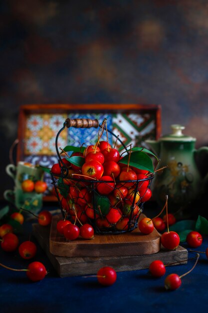 Manzanas rojas maduras en la cesta de alimentos de almacenamiento