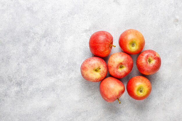 Manzanas rojas orgánicas deliciosas maduras.