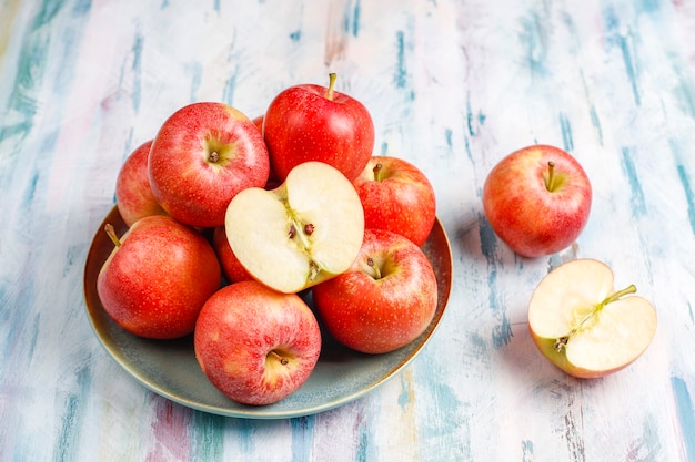 Manzanas rojas orgánicas deliciosas maduras.
