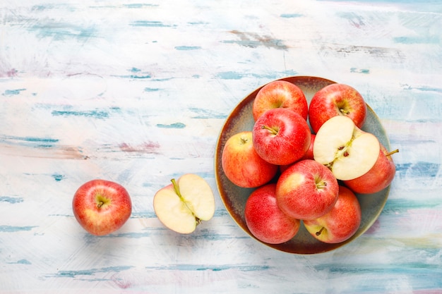 Manzanas rojas orgánicas deliciosas maduras.