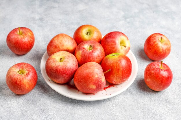 Manzanas rojas orgánicas deliciosas maduras.