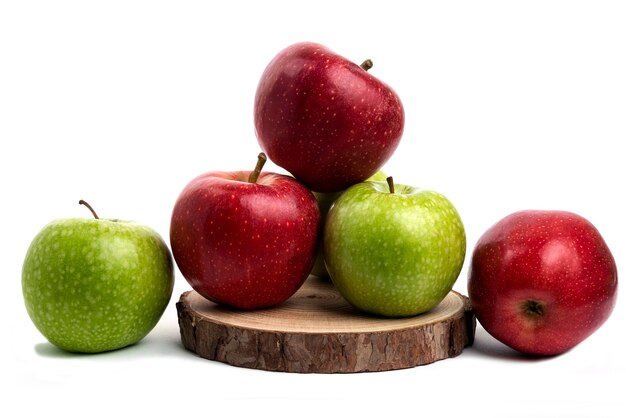 Manzanas rojas y verdes frescas aisladas en blanco.