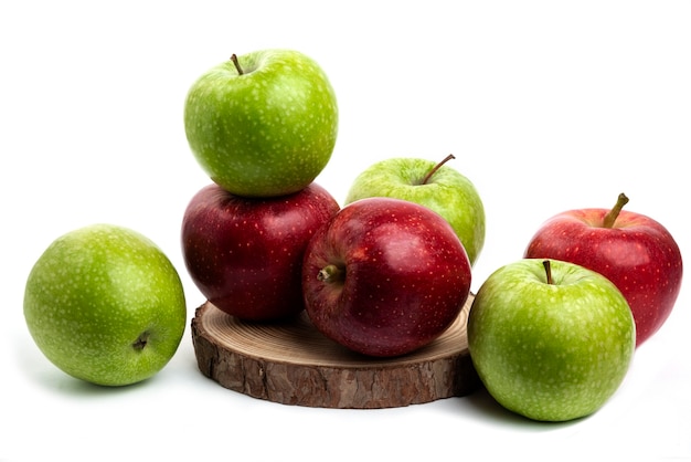 Manzanas rojas y verdes frescas aisladas en blanco.