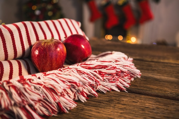 Manzanas sobre un mantel rojo y blanco