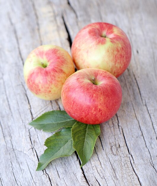 Manzanas en una superficie de madera