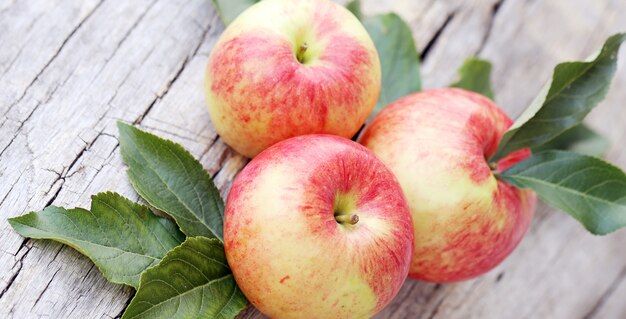 Manzanas en una superficie de madera