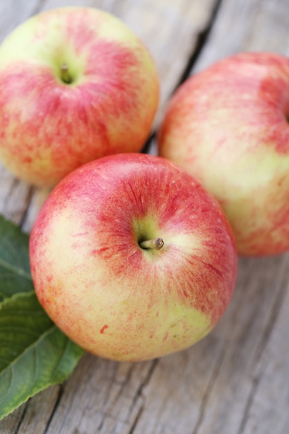 Manzanas en una superficie de madera