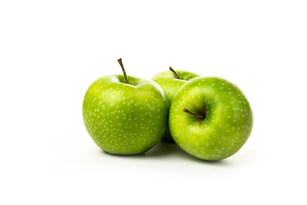 Manzanas verdes aisladas en blanco.