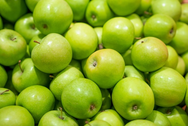 Manzanas verdes frescas como fondo