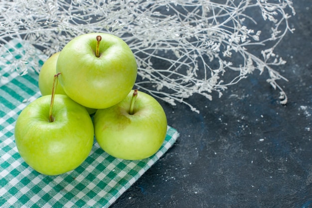 Manzanas verdes frescas suaves y jugosas agrias en azul oscuro, fruta baya salud vitamina comida snack