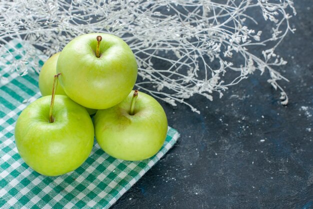 Manzanas verdes frescas suaves y jugosas agrias en azul oscuro, fruta baya salud vitamina comida snack