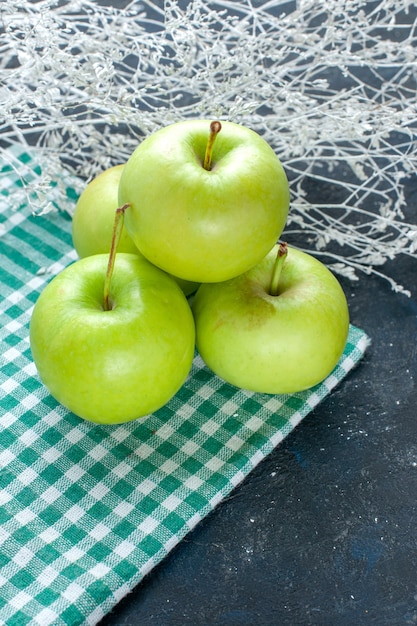 Foto gratuita manzanas verdes frescas suaves y jugosas agrias sobre azul oscuro