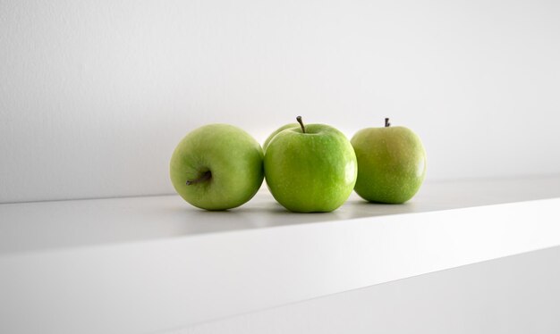 Manzanas verdes en un primer plano de fondo blanco