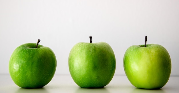 Manzanas verdes en un primer plano de fondo blanco