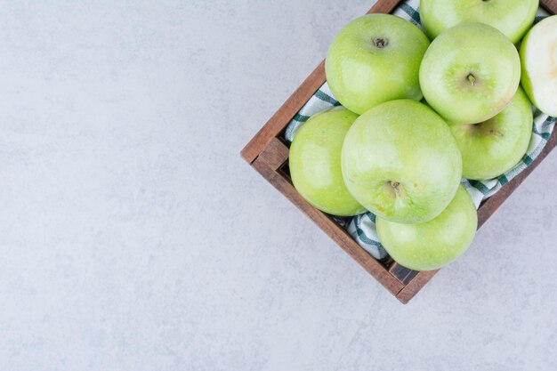 Manzanas verdes sabrosas en canasta de madera. Foto de alta calidad