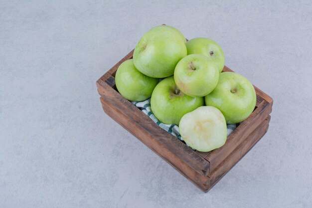 Manzanas verdes sabrosas en canasta de madera. Foto de alta calidad