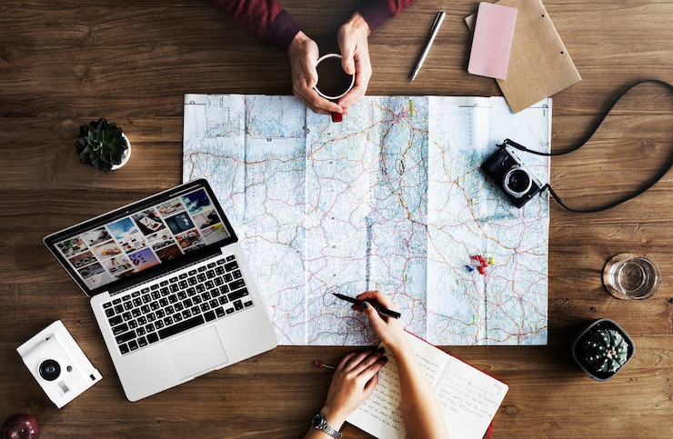 Foto gratuito el mapa está en una mesa de madera.