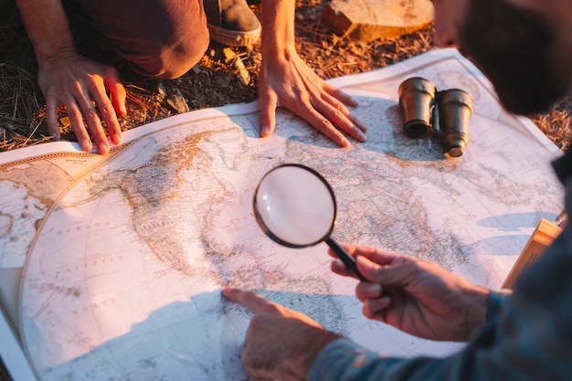 Foto gratuita mapa de exploración de hombre de cultivo