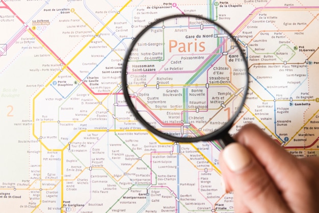 Foto gratuita mapa del metro de parís con lupa de vidrio