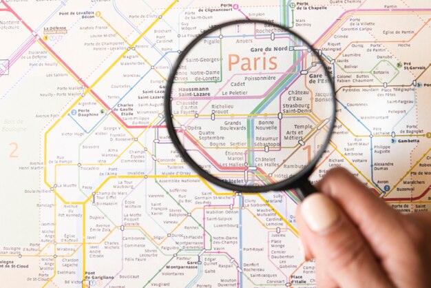 Mapa del metro de París con lupa de vidrio