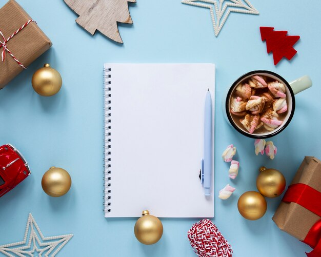 Maqueta de cuaderno con adornos navideños