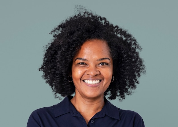 Maqueta de empresaria africana segura psd portr de primer plano sonriente