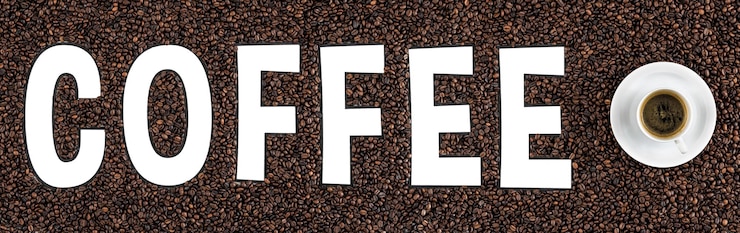 Foto gratuito maqueta de granos de café en forma de la palabra café y taza de espresso vista superior