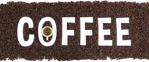 Foto gratuita maqueta de granos de café en forma de la palabra café y taza de espresso vista superior