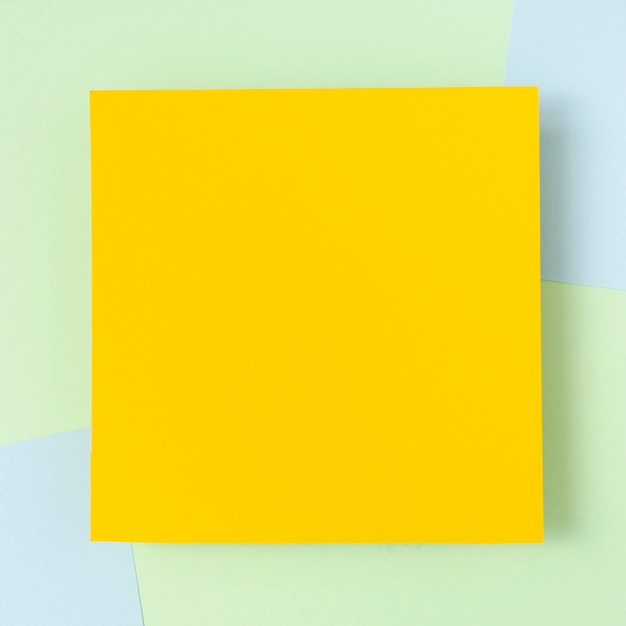 Maqueta de hoja de cartón amarilla