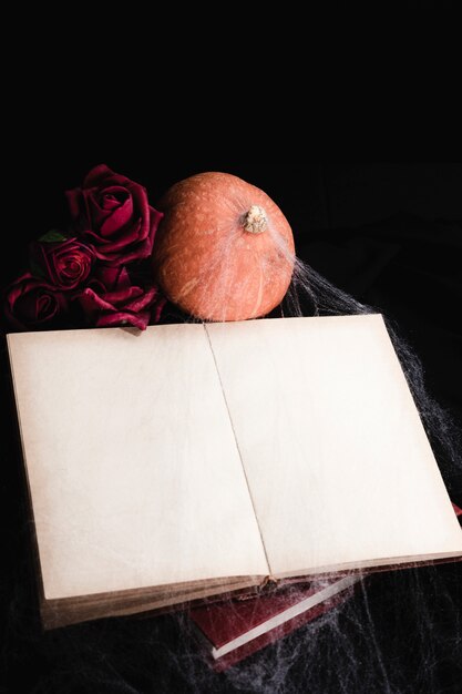 Maqueta de libro con rosas y calabaza