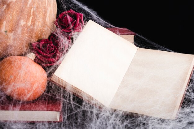 Maqueta de libro con tela de araña y calabazas