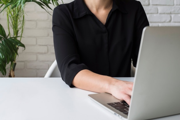 Foto gratuita maqueta mujer de negocios trabajando en la computadora portátil