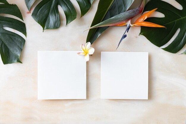 Maqueta de papelería de escritorio de boda de verano con estilo Tarjeta de invitación y saludo en blanco Hojas tropicales verdes con espacio vacío