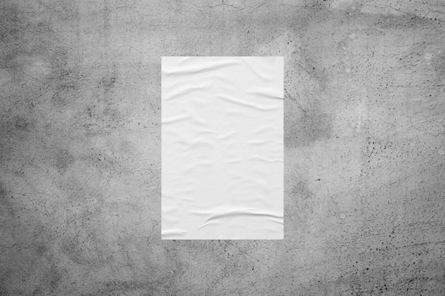 Maqueta de póster de papel pegado con pasta de trigo blanca en blanco sobre fondo de pared de hormigón
