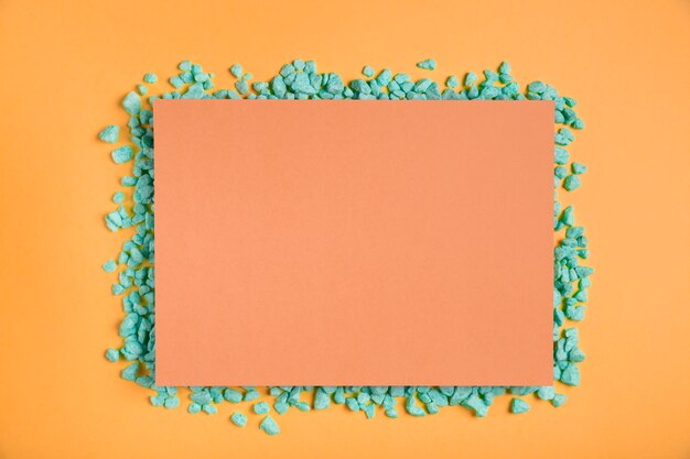 Maqueta rectangular naranja con rocas verdes