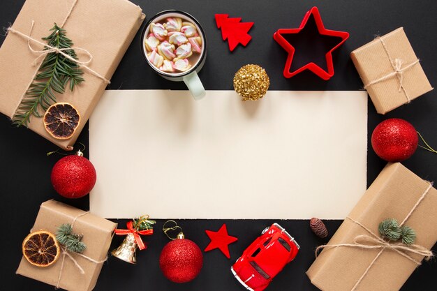 Maqueta de regalos de navidad con decoraciones