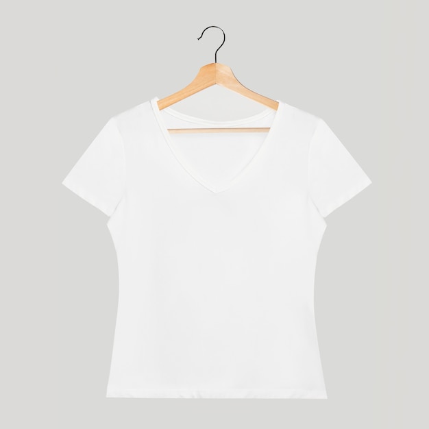 Maqueta simple de camiseta blanca con cuello en v en una percha de madera