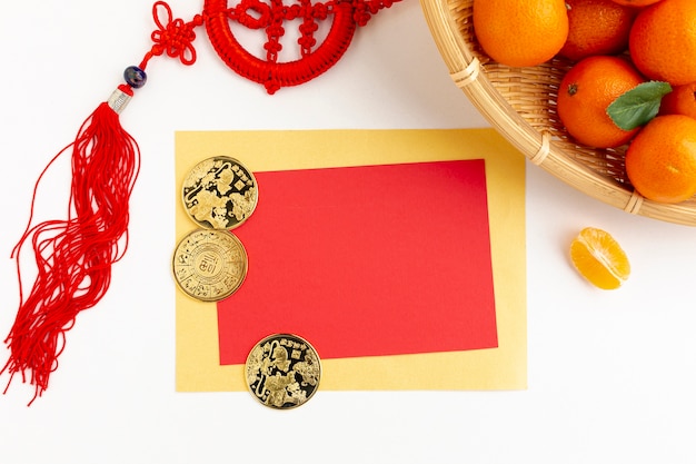 Maqueta de tarjeta de año nuevo chino con colgante