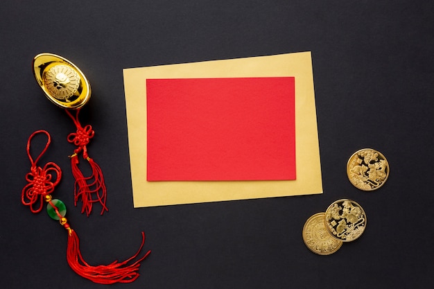Maqueta de tarjeta de año nuevo chino con colgantes