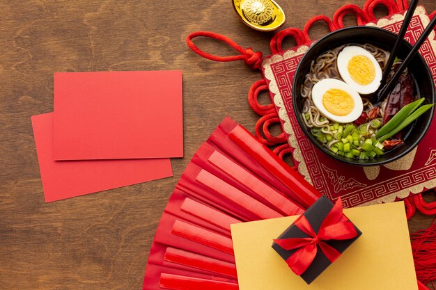 Maqueta de tarjeta de año nuevo chino con plato