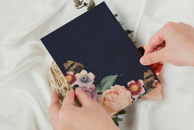 Foto gratuita maqueta de tarjeta de invitación de boda verde floral clásica