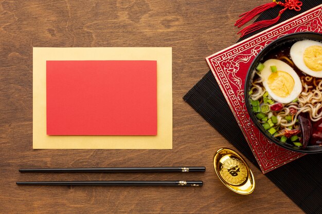 Maqueta de tarjeta con plato de año nuevo chino
