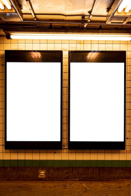 Maquetas de vallas publicitarias en una estación de metro