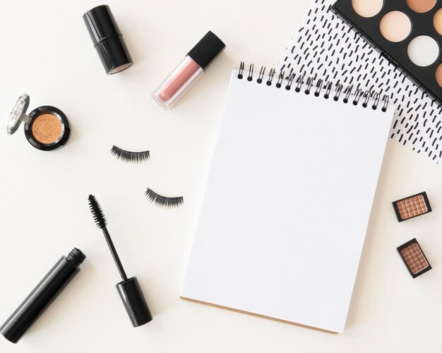 Maquilla productos de belleza con cuaderno