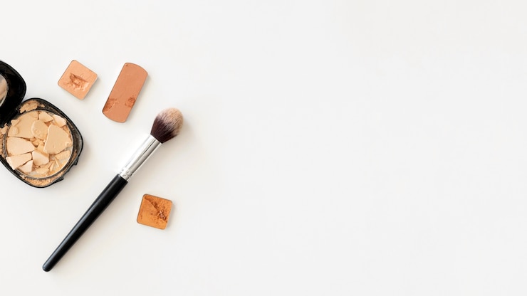 Foto gratuito maquilla productos de belleza con espacio de copia