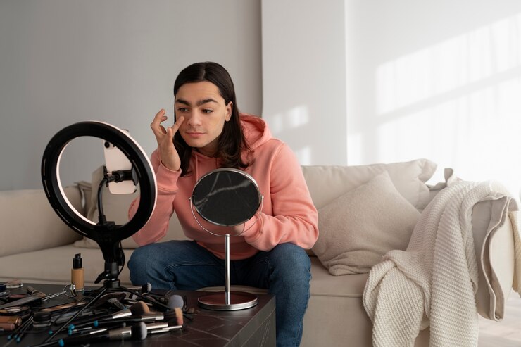 Foto gratuito maquillador masculino maquillándose a sí mismo