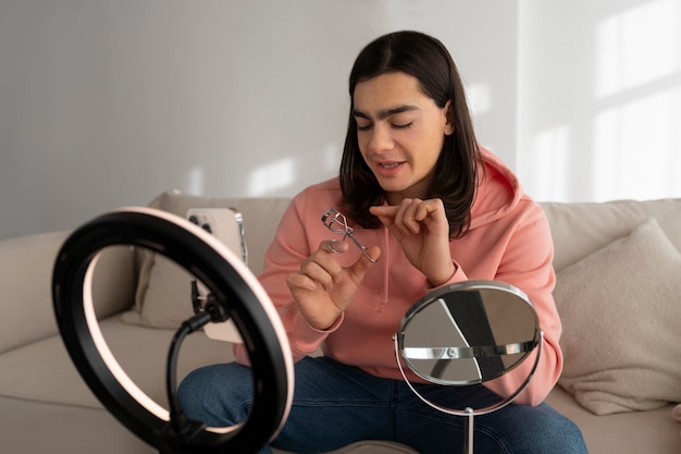 Maquillador masculino maquillándose a sí mismo