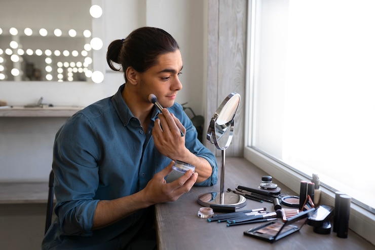 Foto gratuito maquillador masculino maquillándose a sí mismo