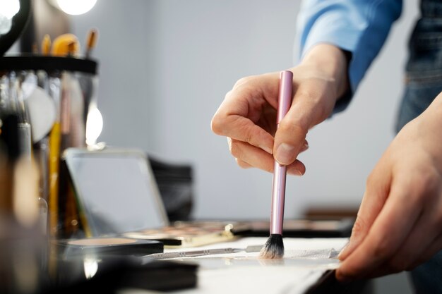 Maquillador preparándose para la sesión de fotos