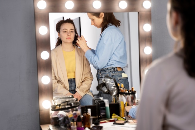 Maquilladora preparando modelo para sesión de fotos